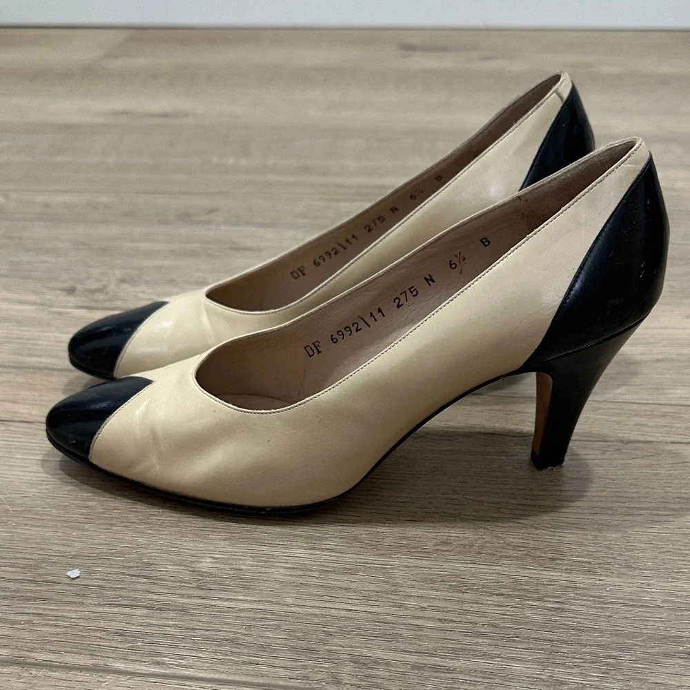 Salvatore Ferragamo Italy Two-Tone Cream Black Heels pumps leather 6.5 vintage - Picture 5 of 11